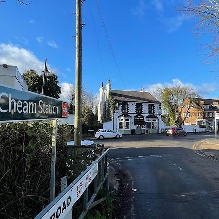 One-Bedroom Flat In Cheam Village Exterior photo