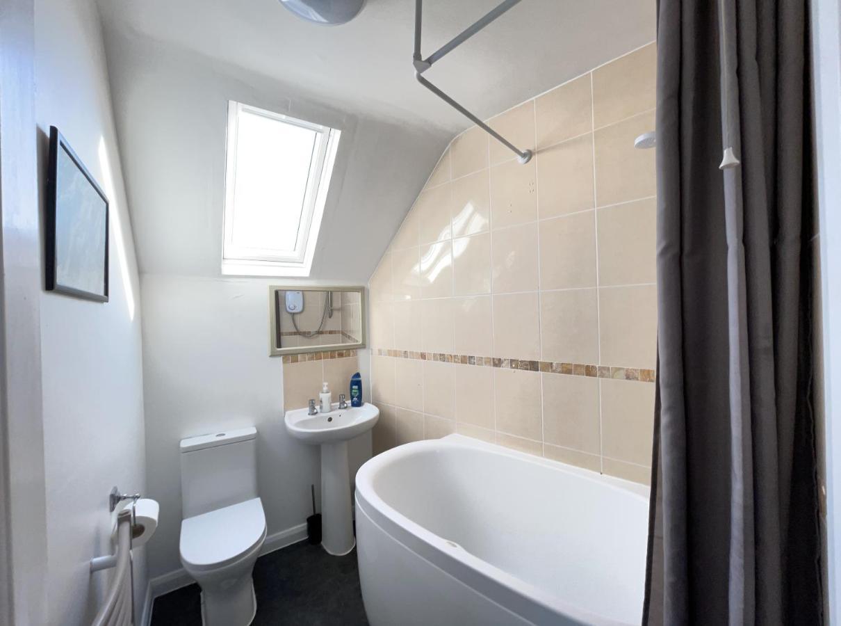 One-Bedroom Flat In Cheam Village Exterior photo