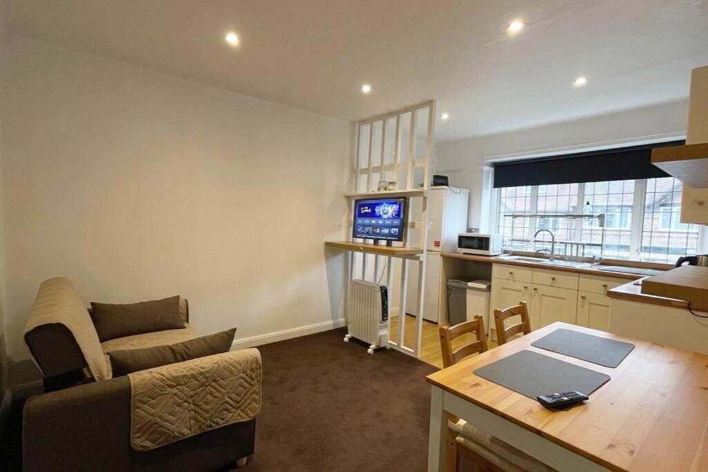 One-Bedroom Flat In Cheam Village Exterior photo