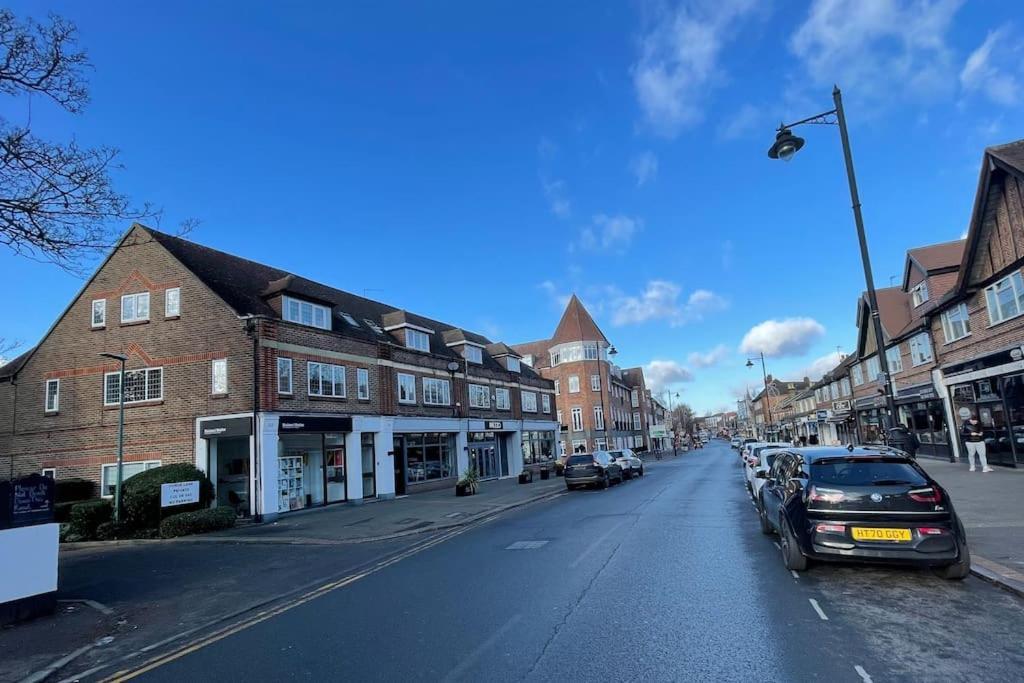 One-Bedroom Flat In Cheam Village Exterior photo