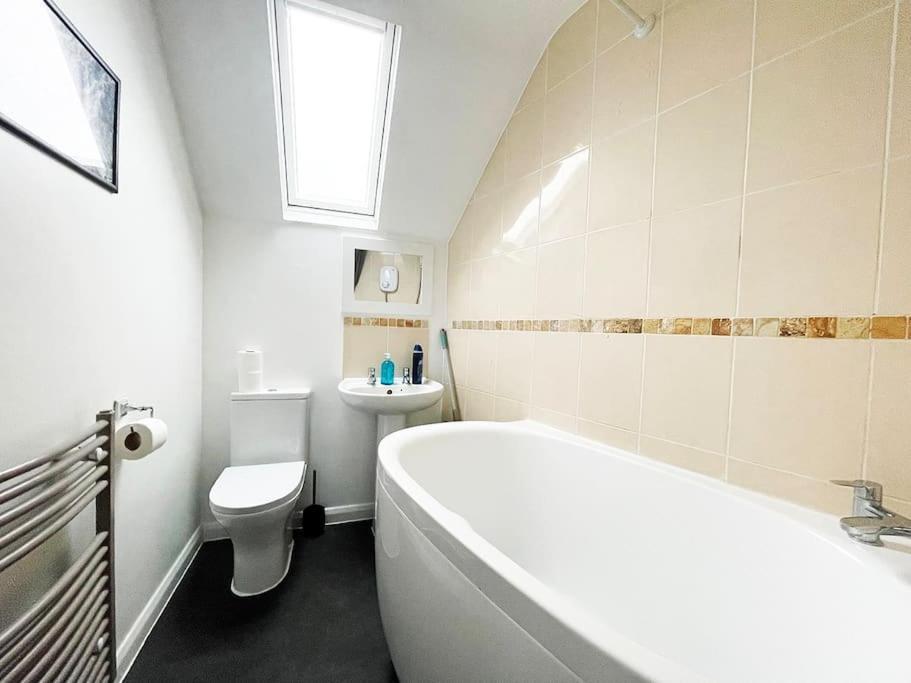 One-Bedroom Flat In Cheam Village Exterior photo