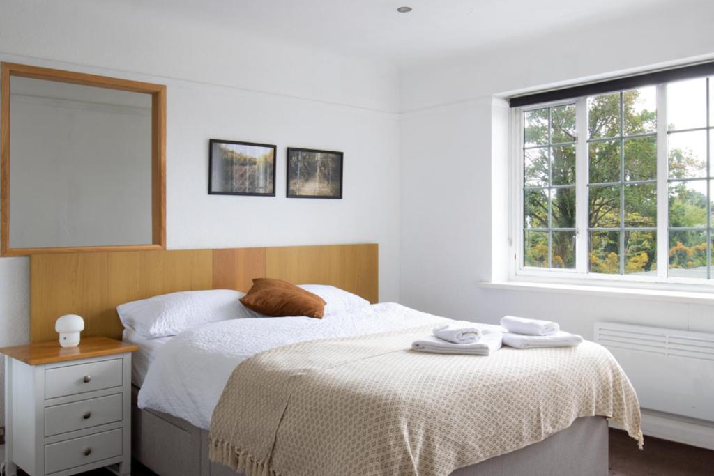 One-Bedroom Flat In Cheam Village Exterior photo